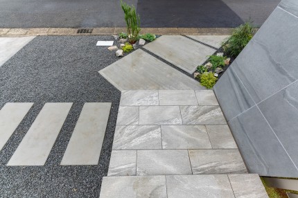 階段はタイル貼り