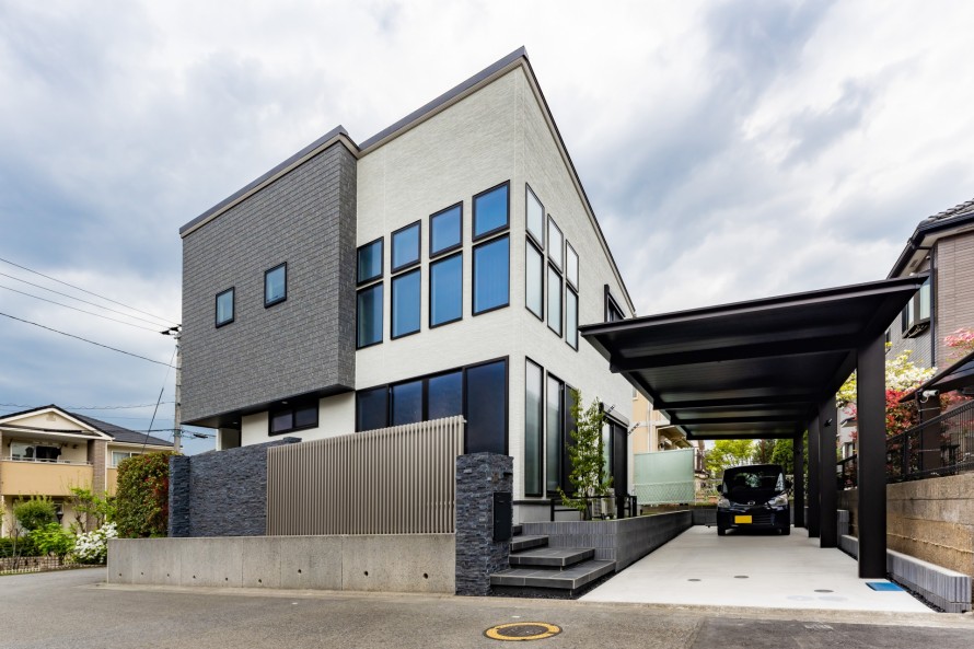 東京都八王子市 モノトーンでまとめ上げたスタイリッシュな玄関アプローチ