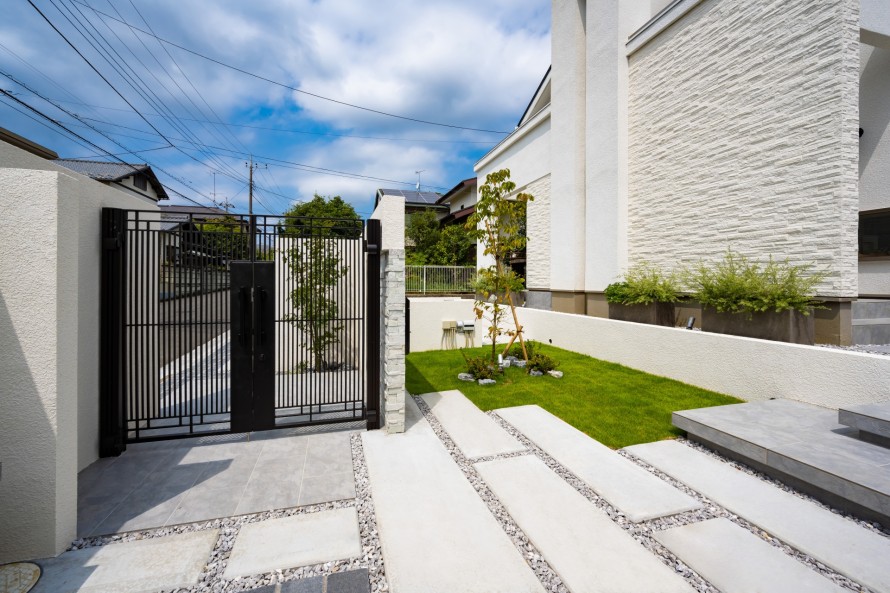 アプローチとお庭