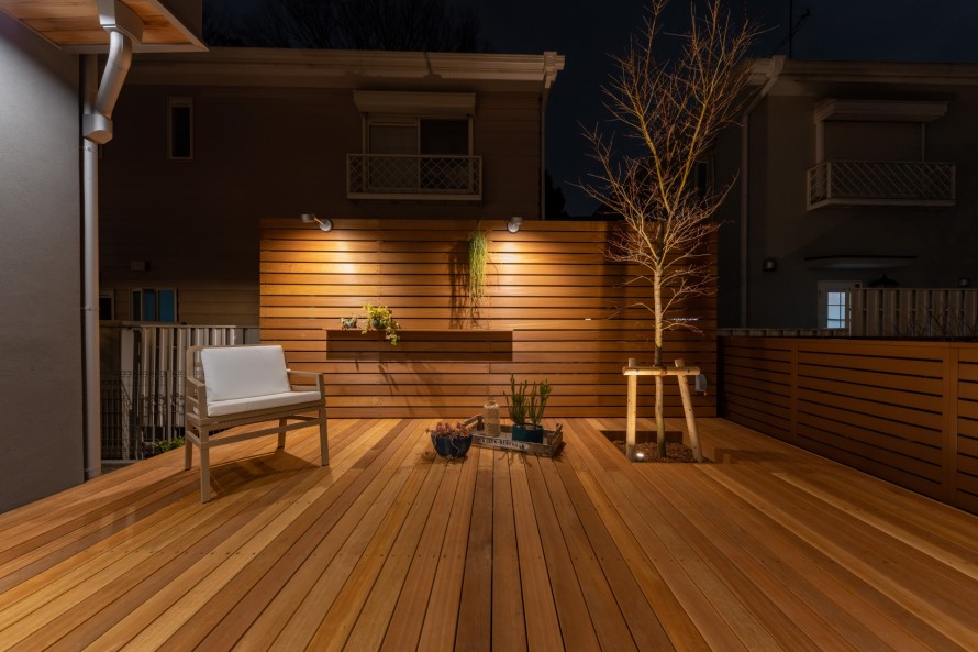 東京都世田谷区 天然木のウッドデッキのあるお庭