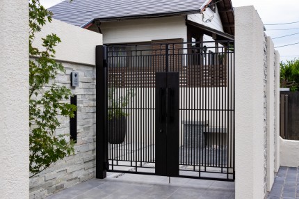 門扉の隙間から奥のお庭