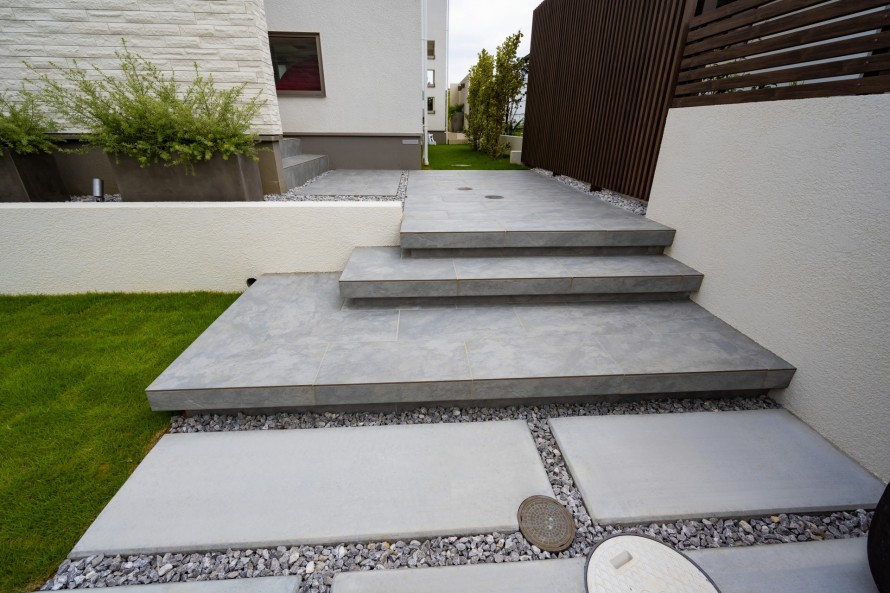 タイル貼りの浮き階段