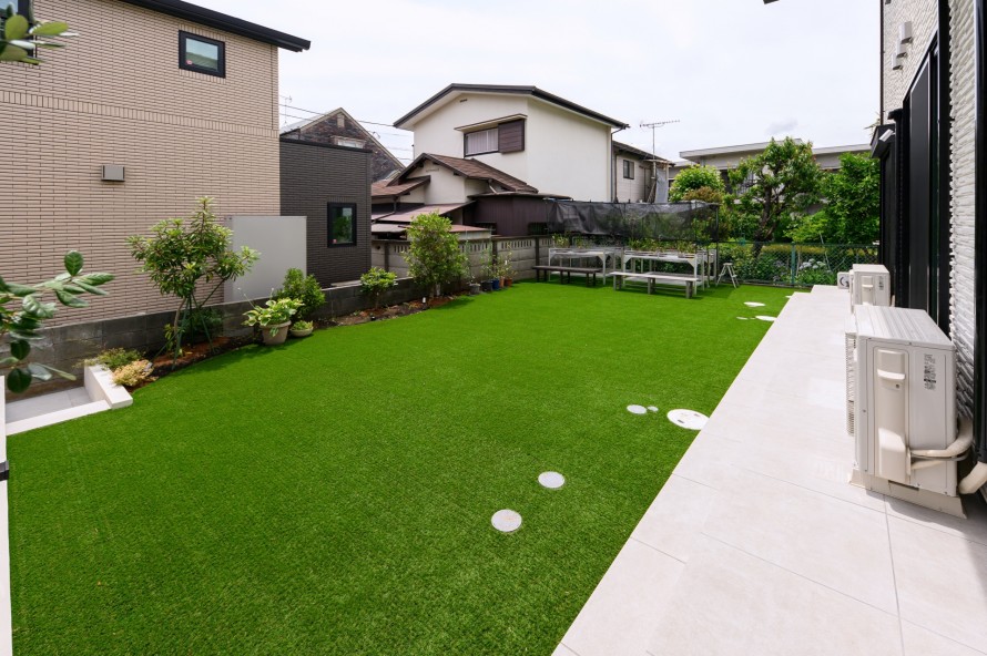 広い人工芝のお庭