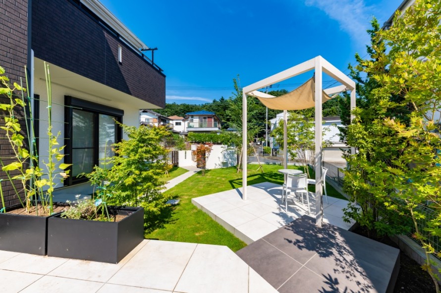 東京都八王子市 開放的なテラス席のあるエクステリアガーデン