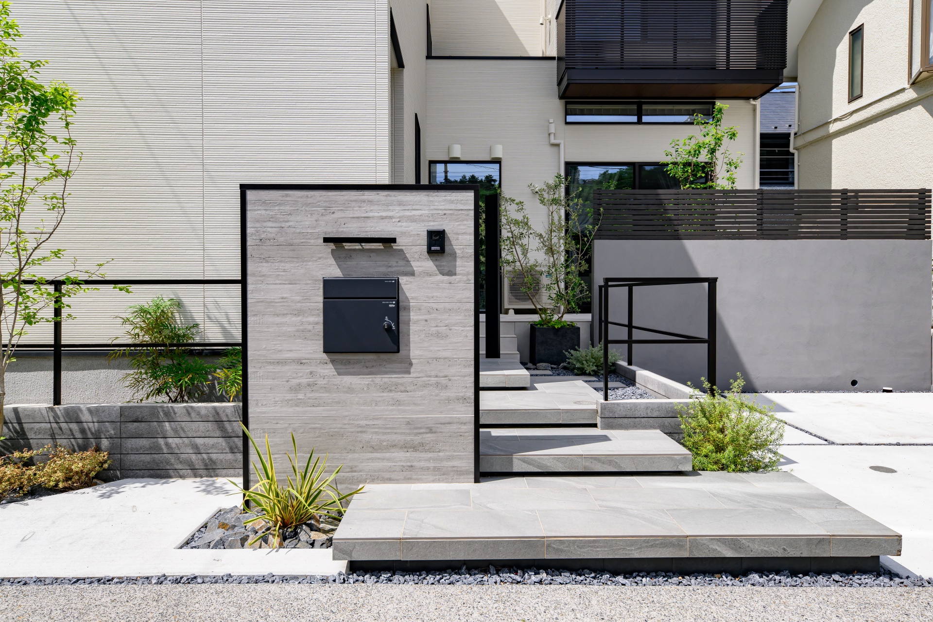 東京都多摩市 グレーの杉板風タイルを使ったモダン外構