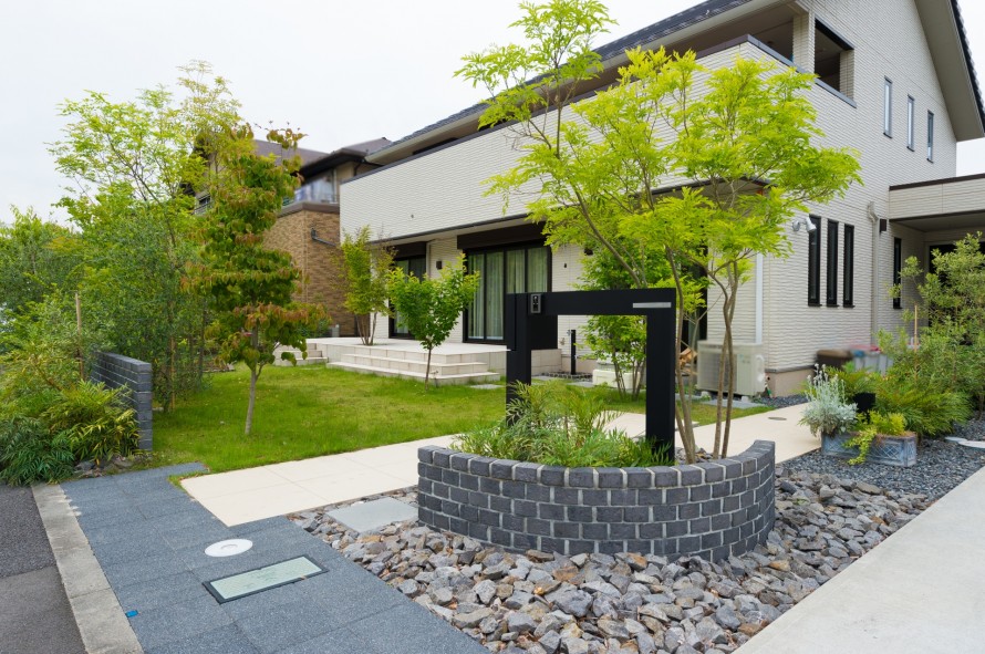 東京都八王子市 割栗石がアクセントのカフェ風エクステリアガーデン