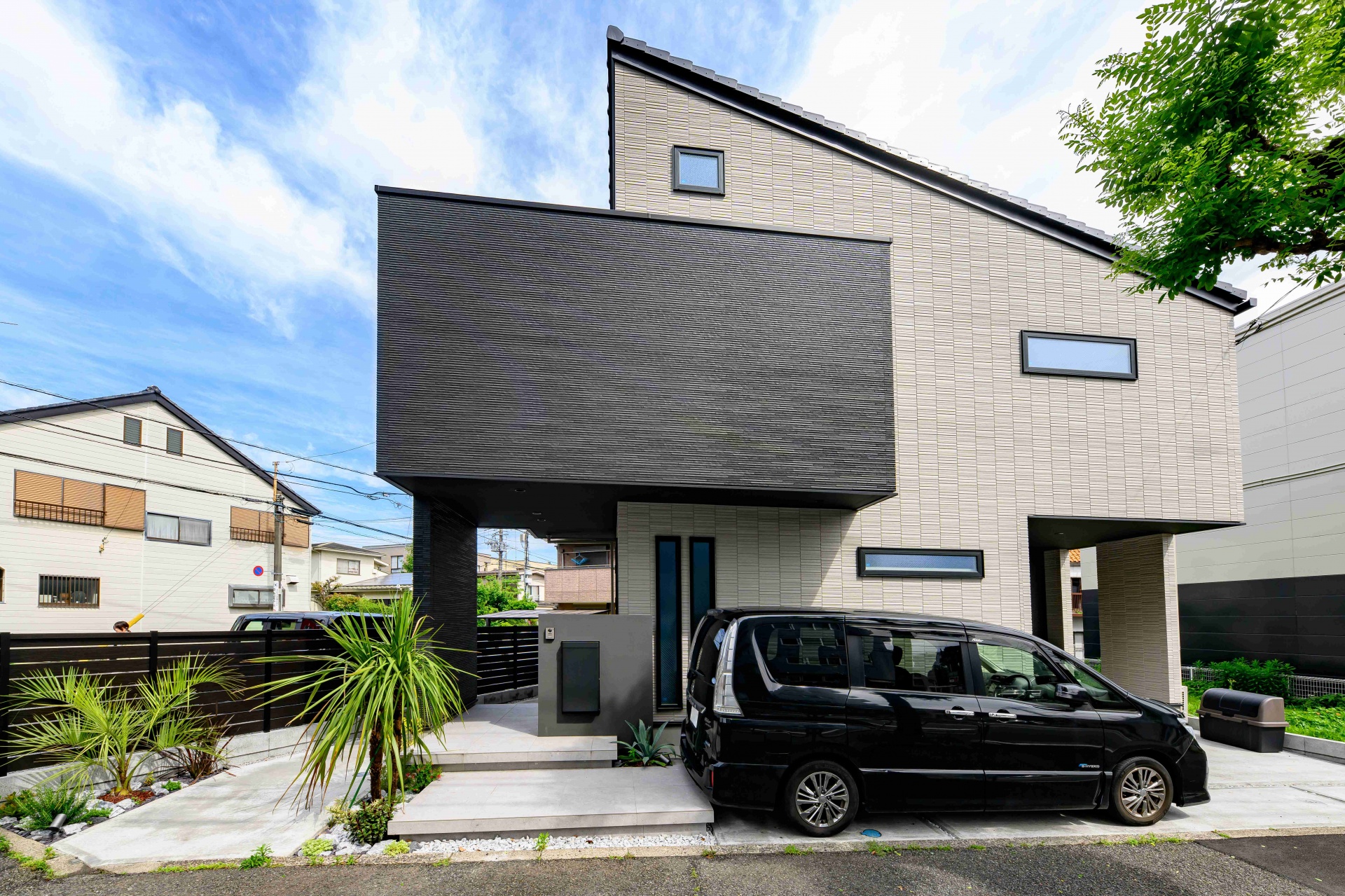 東京都八王子市「ヤシの木のあるスタイリッシュなアプローチ」