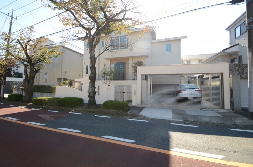 東京都町田市 シャッタゲートのあるヨーロピアン風エクステリア