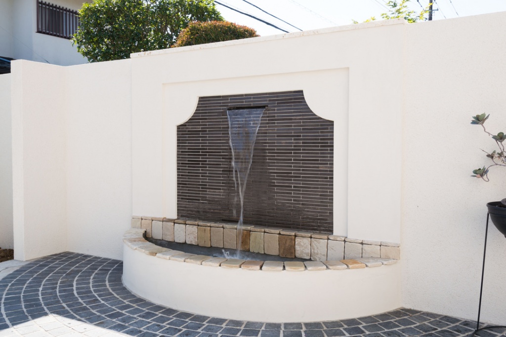 東京都八王子市 優雅な壁泉のあるガーデンエクステリア