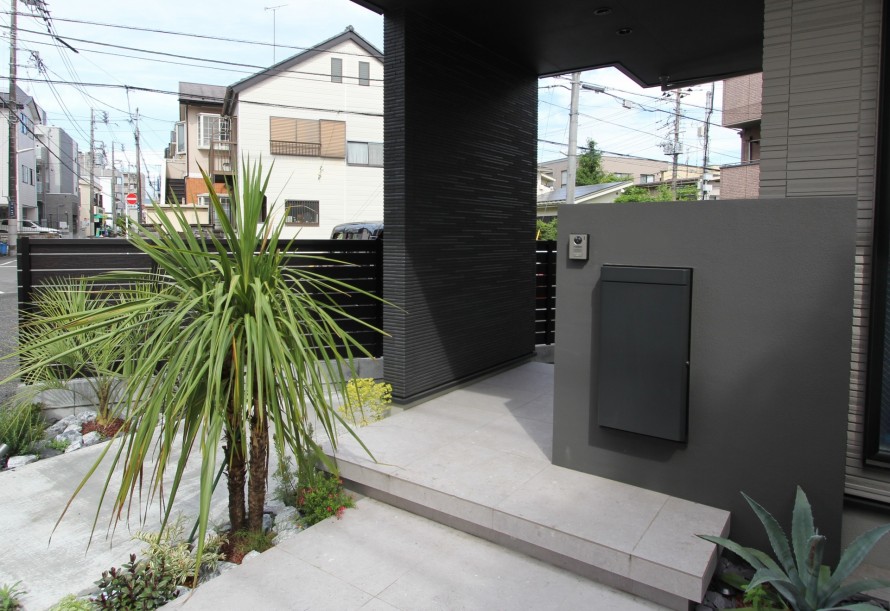 黒の門袖とヤシの木