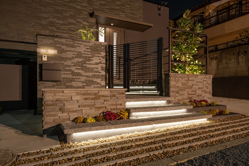 神奈川県川崎市 浮き階段に魅せられる外構