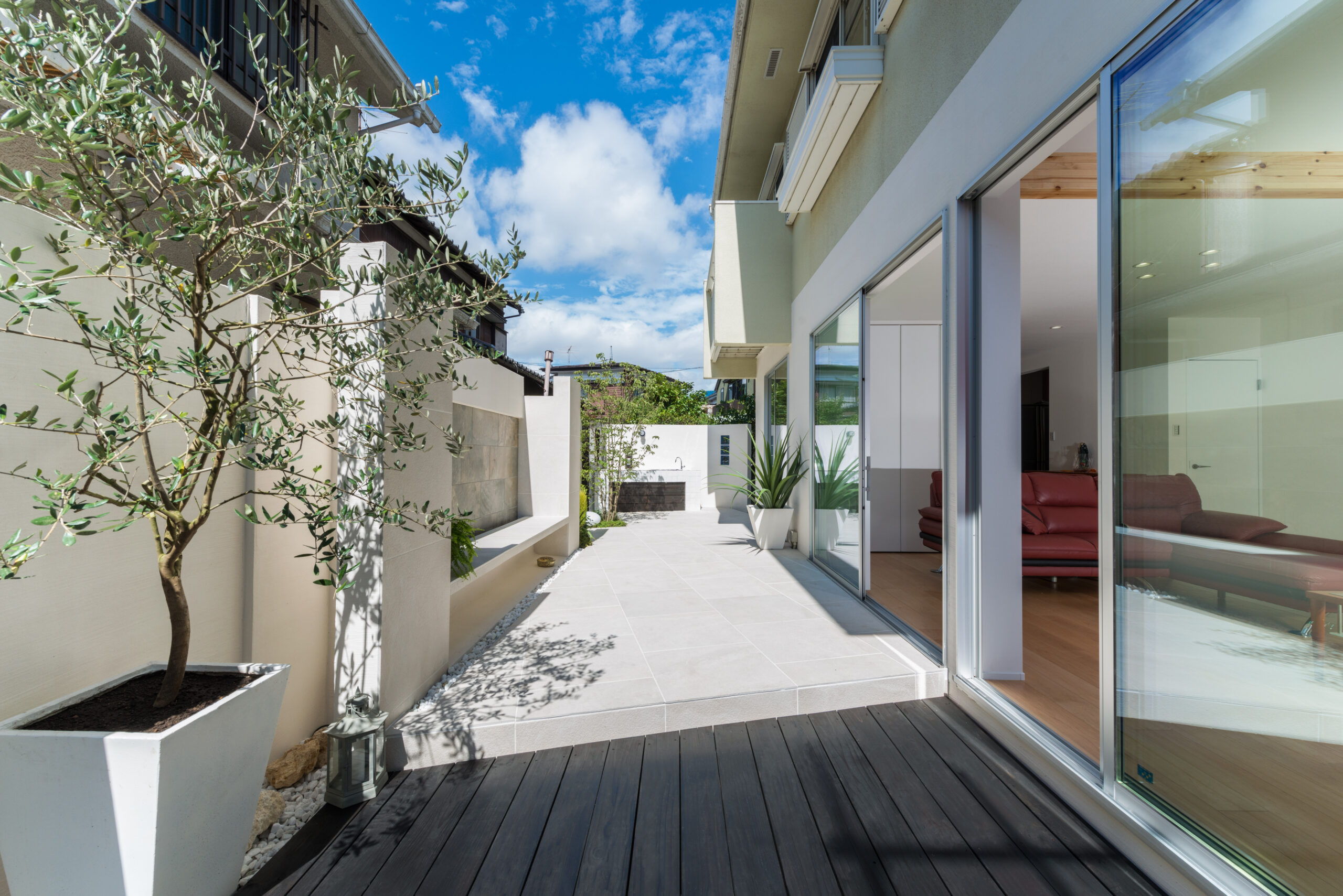 リビングと庭がつながる、光溢れるガーデンリビング