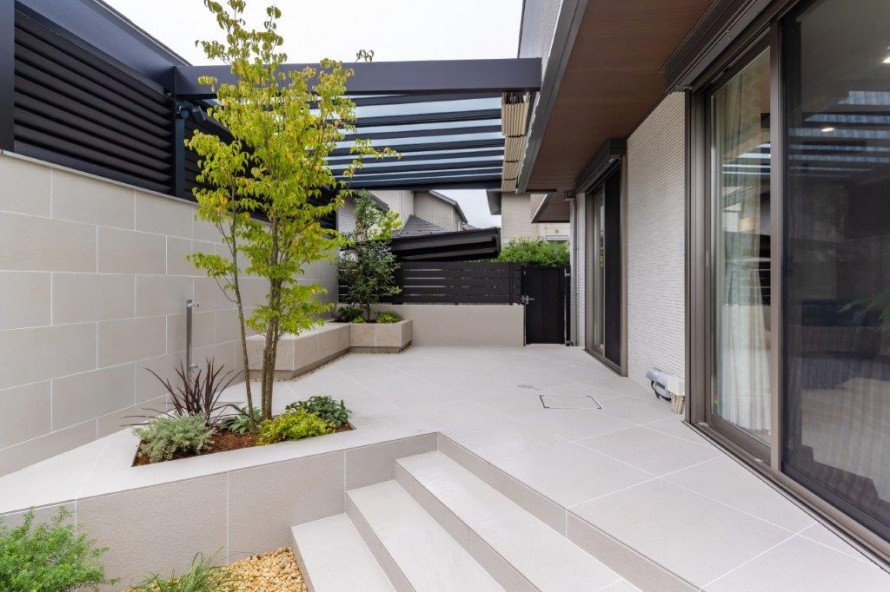 東京都八王子市 ルーフ付きタイルデッキで優雅に過ごすお庭