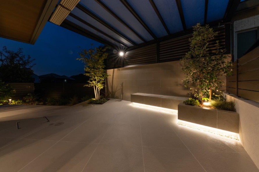 夜も輝くタイルデッキ