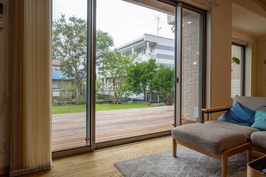 ウッドデッキと芝生