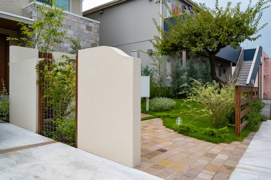 門柱から続く塀