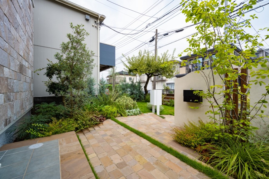 玄関横には広く植栽スペース