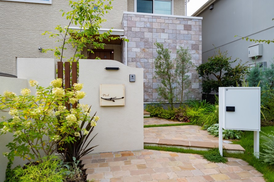 神奈川県座間市 自然に囲まれた曲線アプローチが映える新築外構