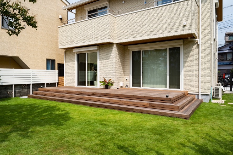 広々としたウッドデッキ