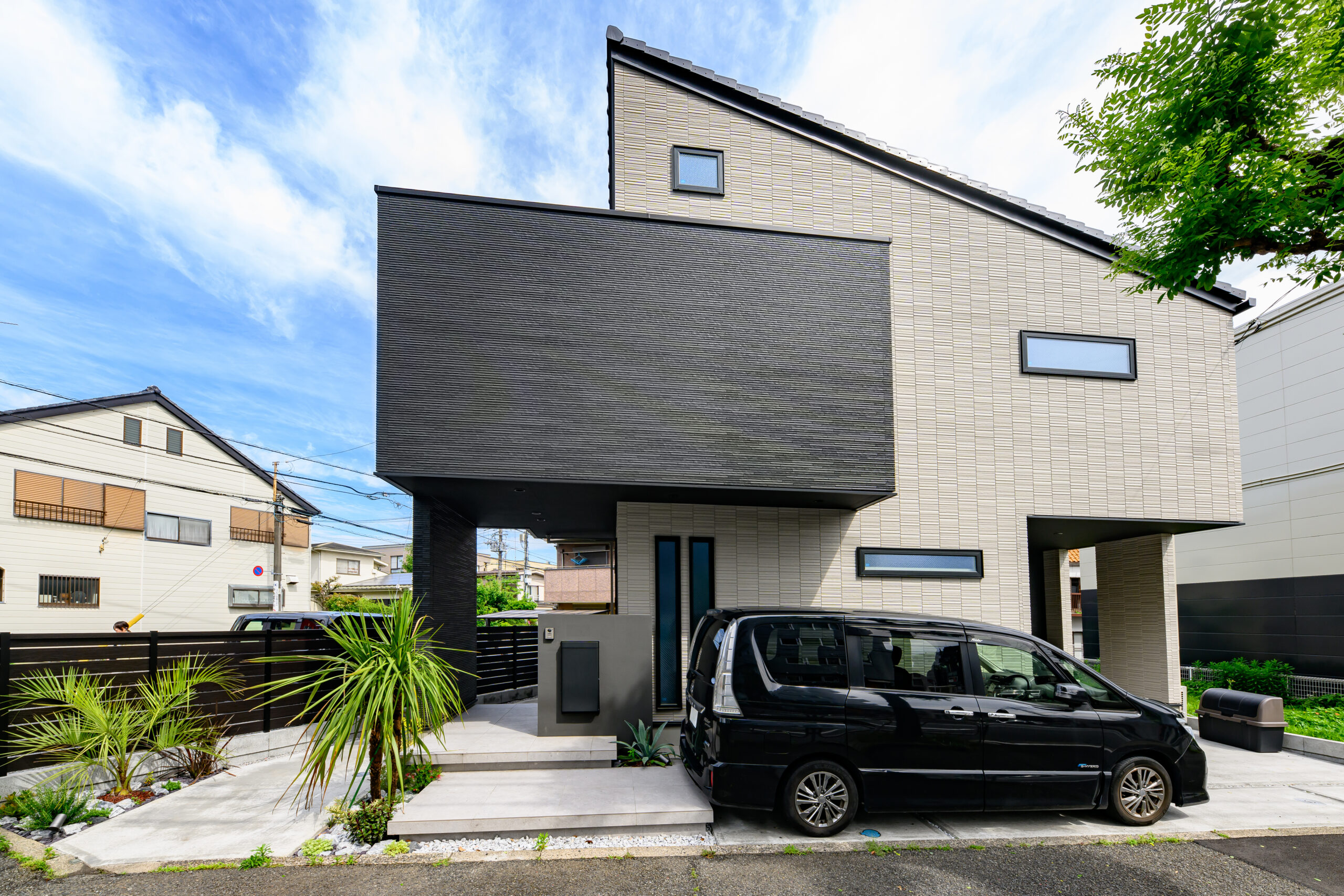 ヤシの木のあるスタイリッシュなアプローチ