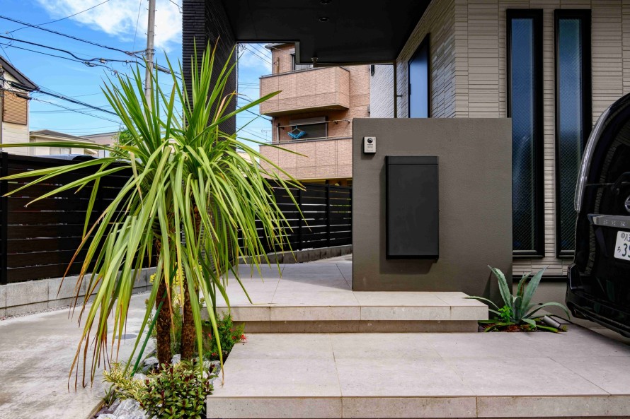 ヤシの木でアクセントをつけたアプローチ