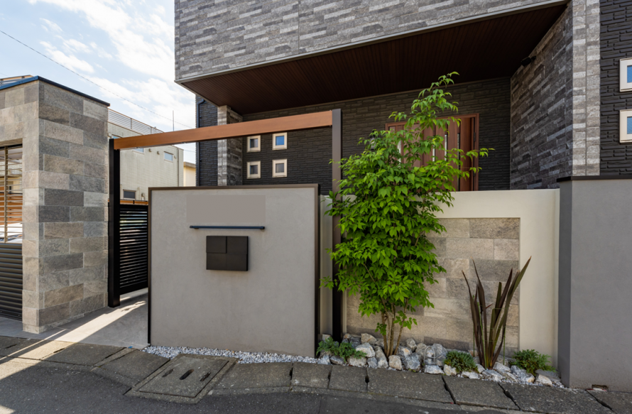 東京都福生市 邸宅とカーポート リビングとウッドデッキの一体感