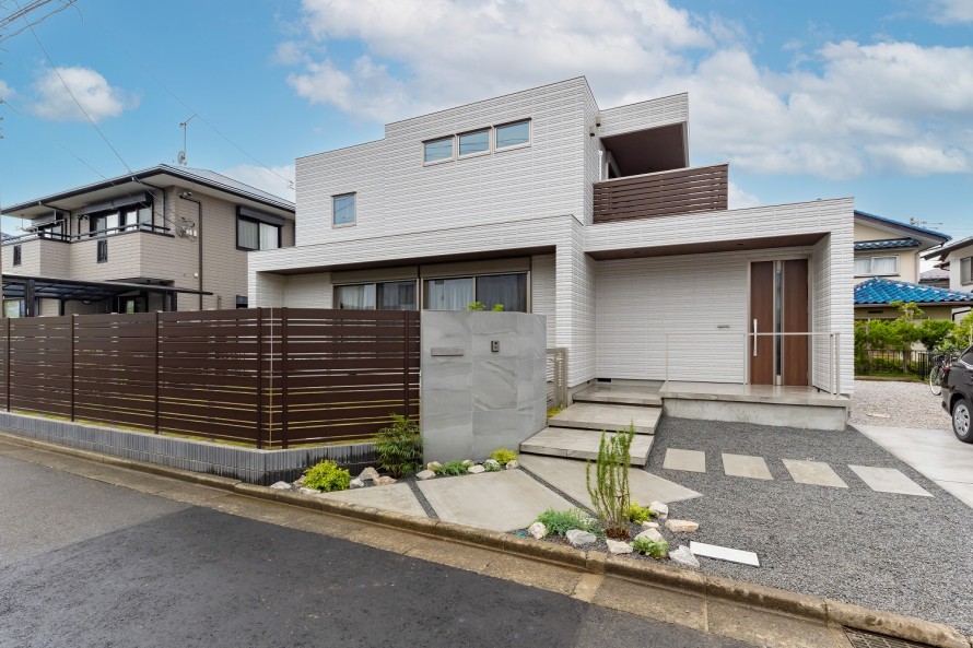 東京都八王子市 石調タイル門柱のシンプルモダンな門まわり