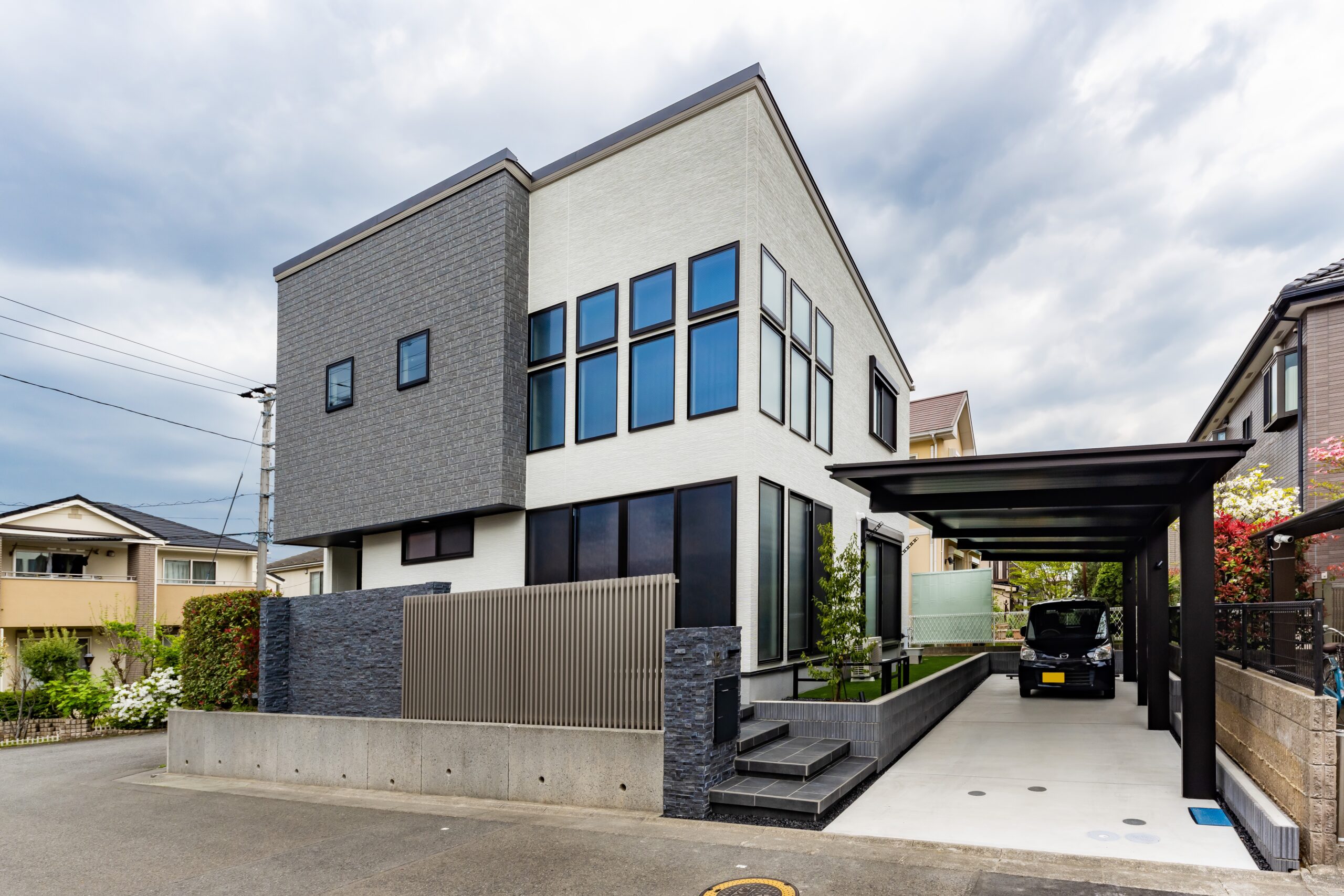 モノトーンでまとめ上げたスタイリッシュな玄関アプローチ