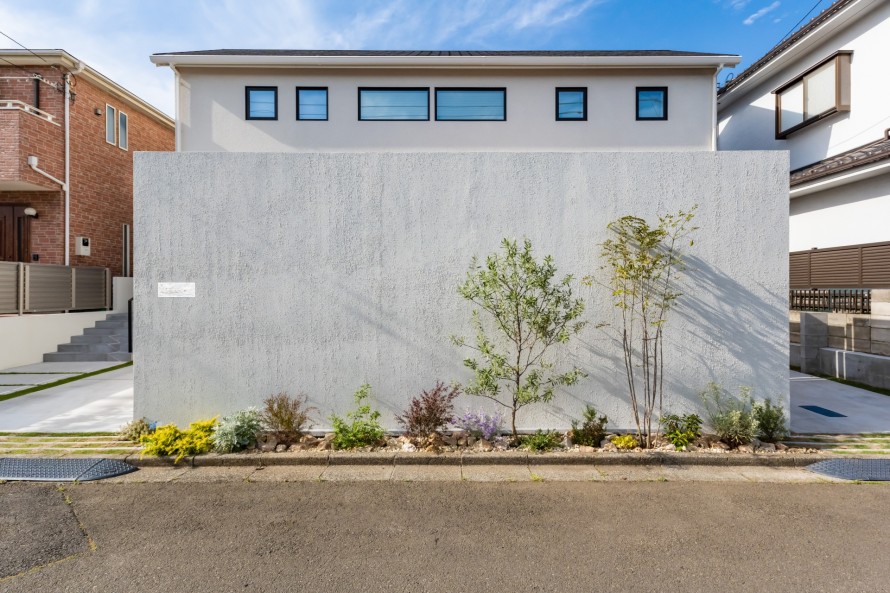 東京都八王子市 白い壁が美しいプライベート空間のあるお庭