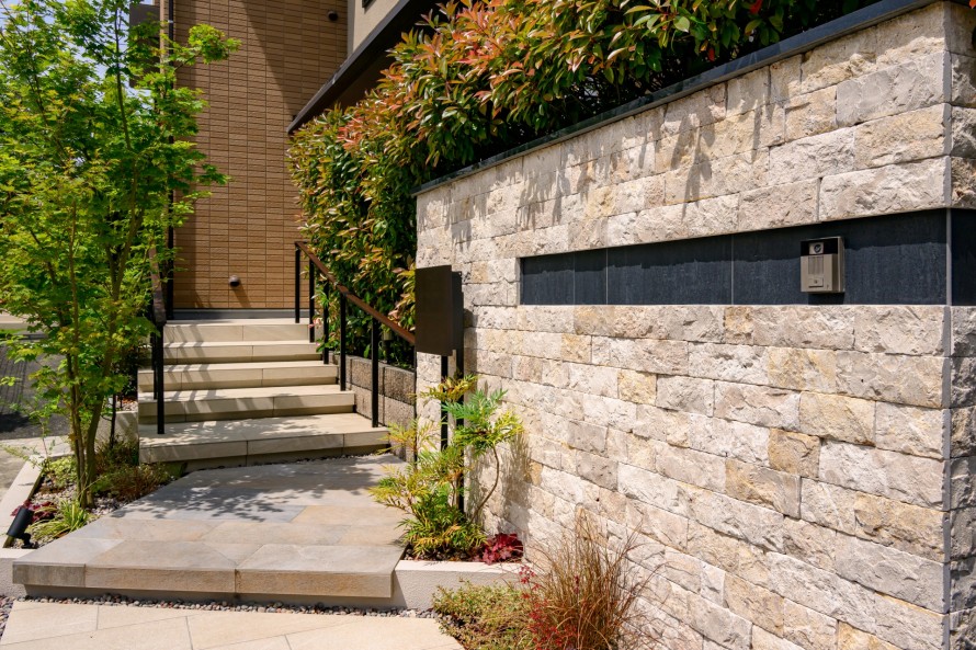 東京都八王子市 重厚感のあるアプローチに生まれ変わったお庭