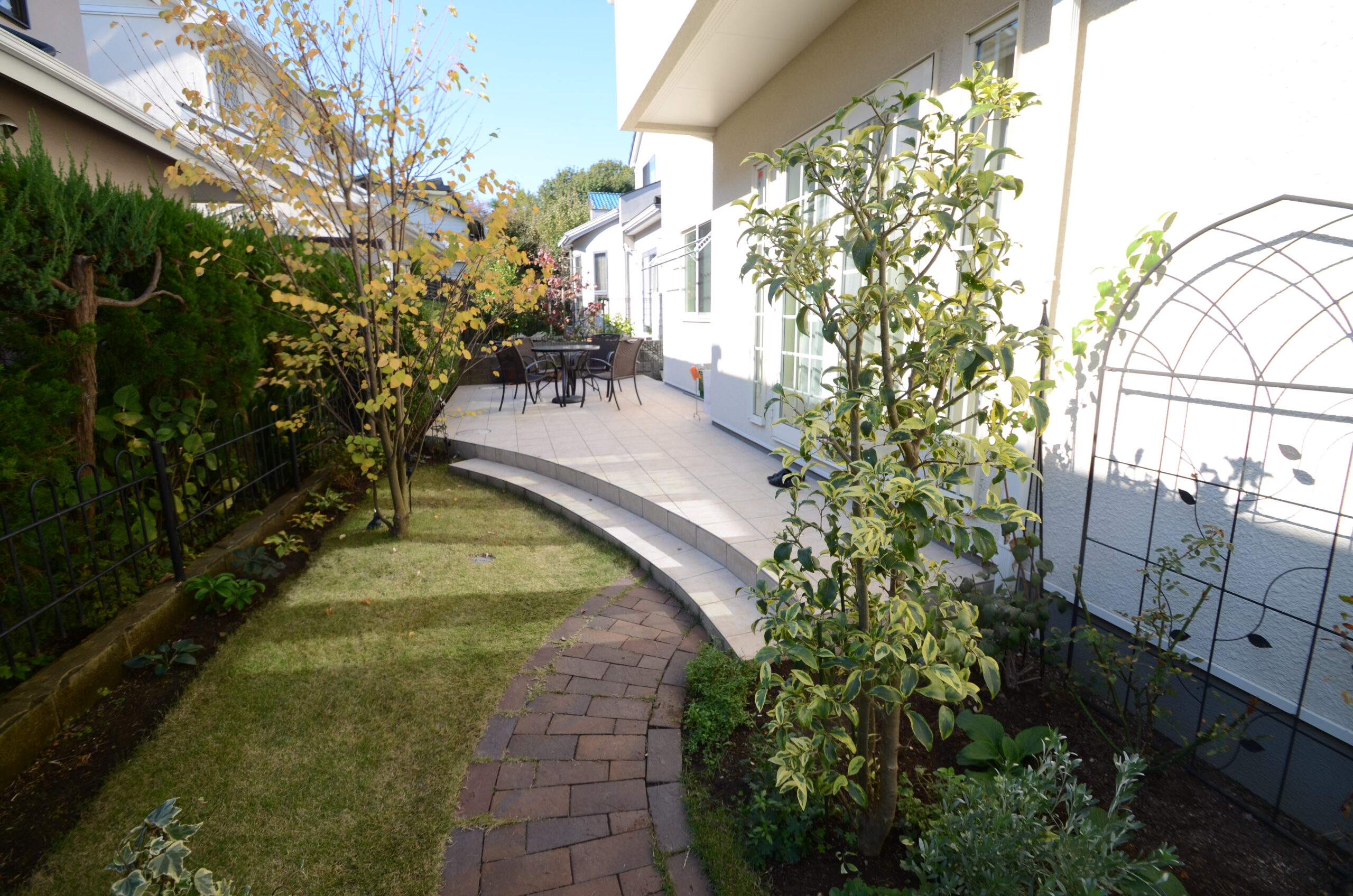 シャッタゲートのあるヨーロピアン風エクステリア