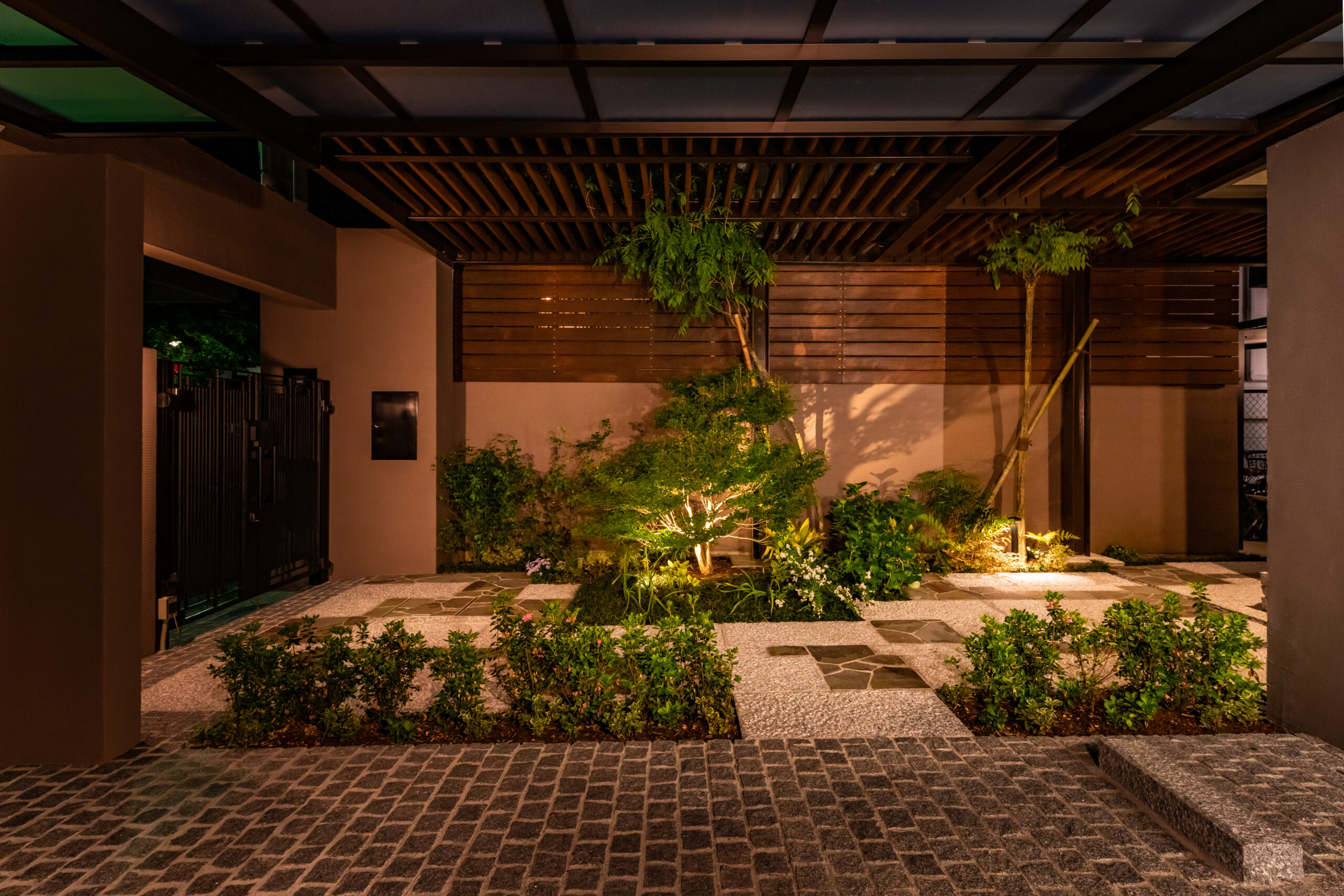 【受賞作品】自然素材のぬくもりと風格、和の邸宅外構