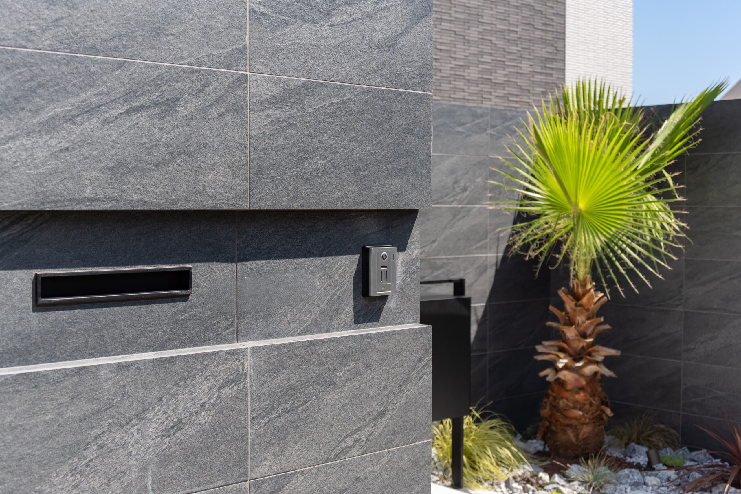 ワシントンヤシが映えるモダンな門まわり