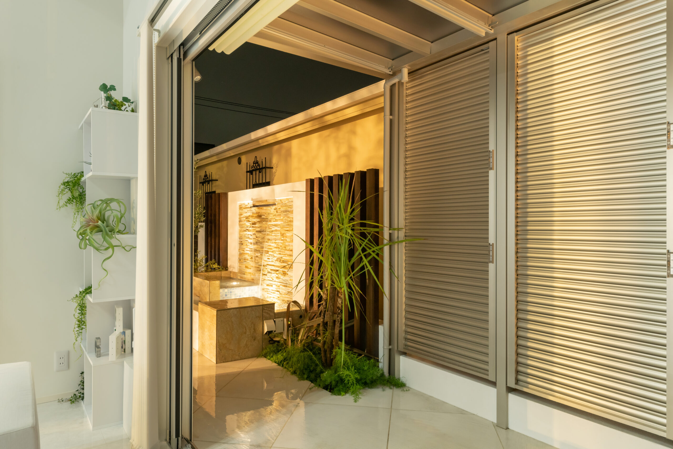 白とガラスが輝く爽やかなリゾート風エクステリア