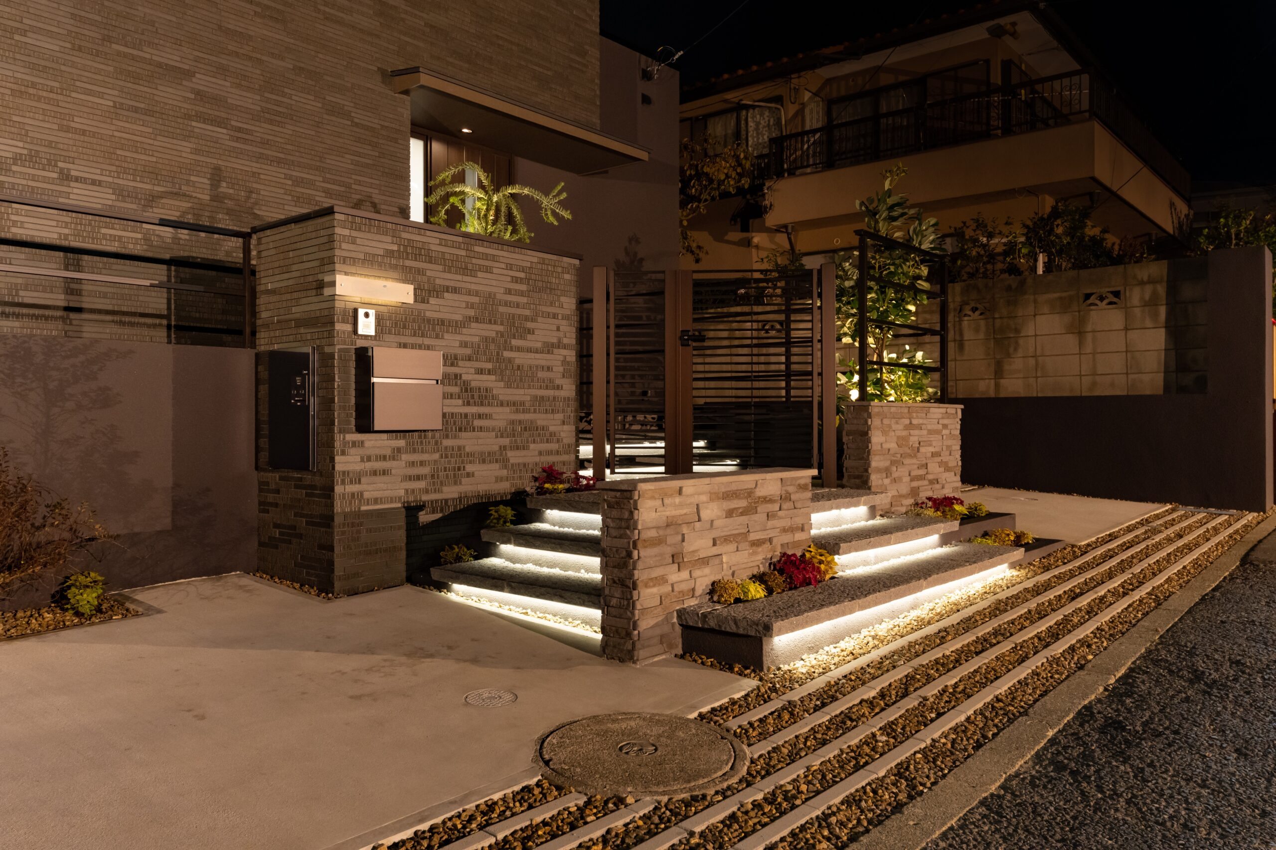 浮き階段に魅せられる外構