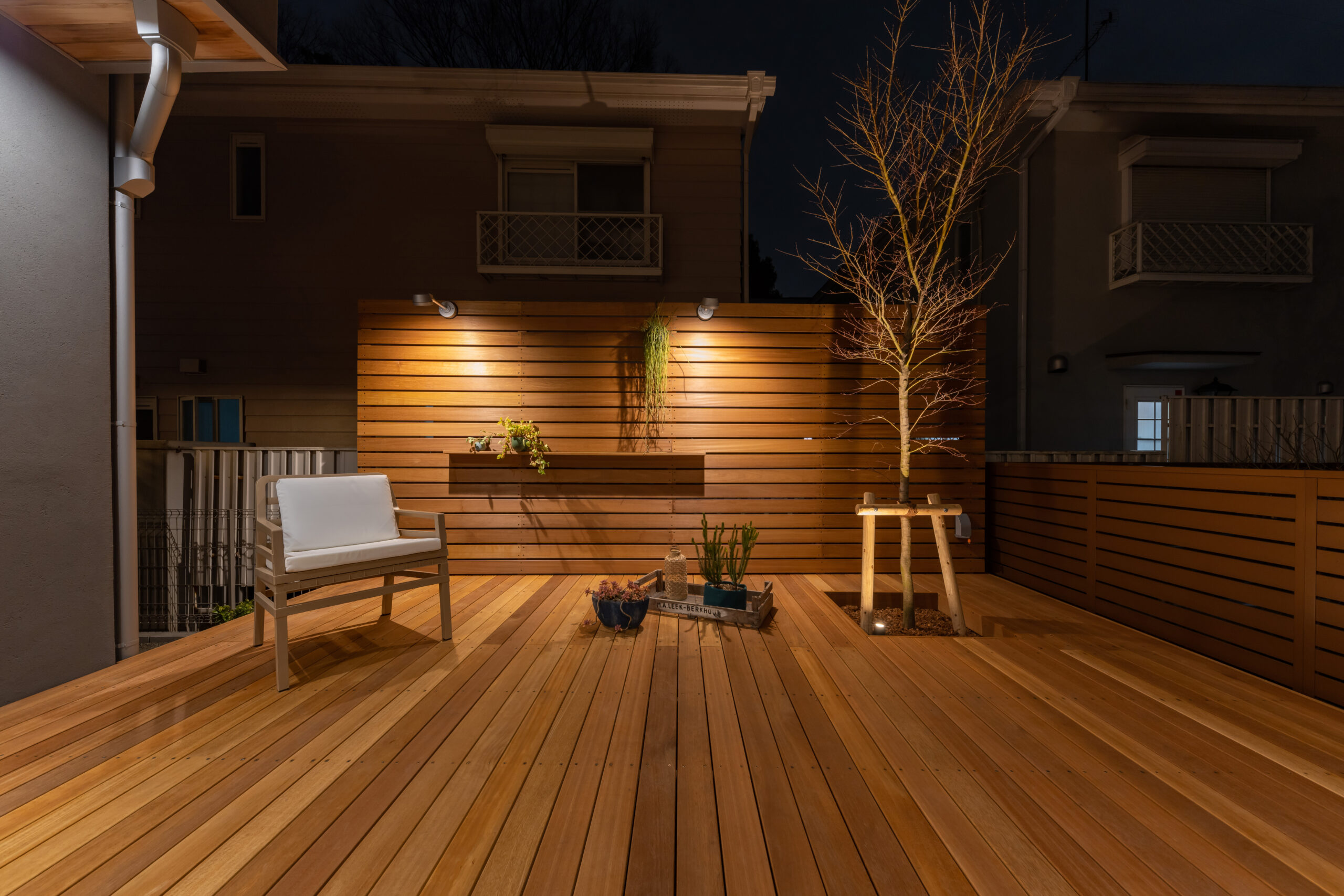 天然木のウッドデッキのあるお庭