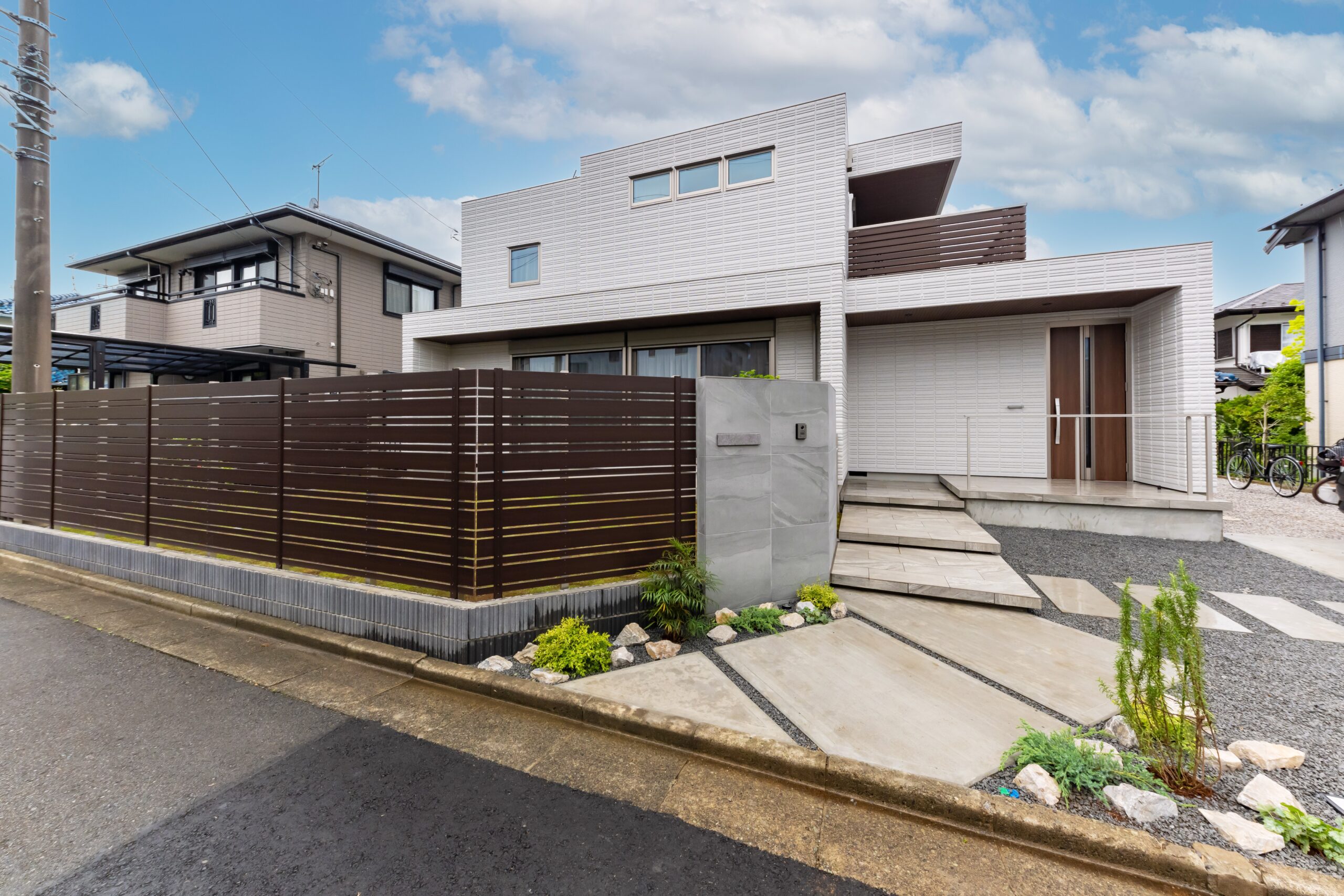 石調タイル門柱のシンプルモダンな門まわり