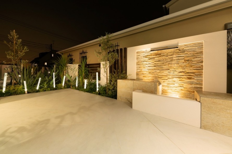 神奈川県座間市 白とガラスが輝く爽やかなリゾート風エクステリア