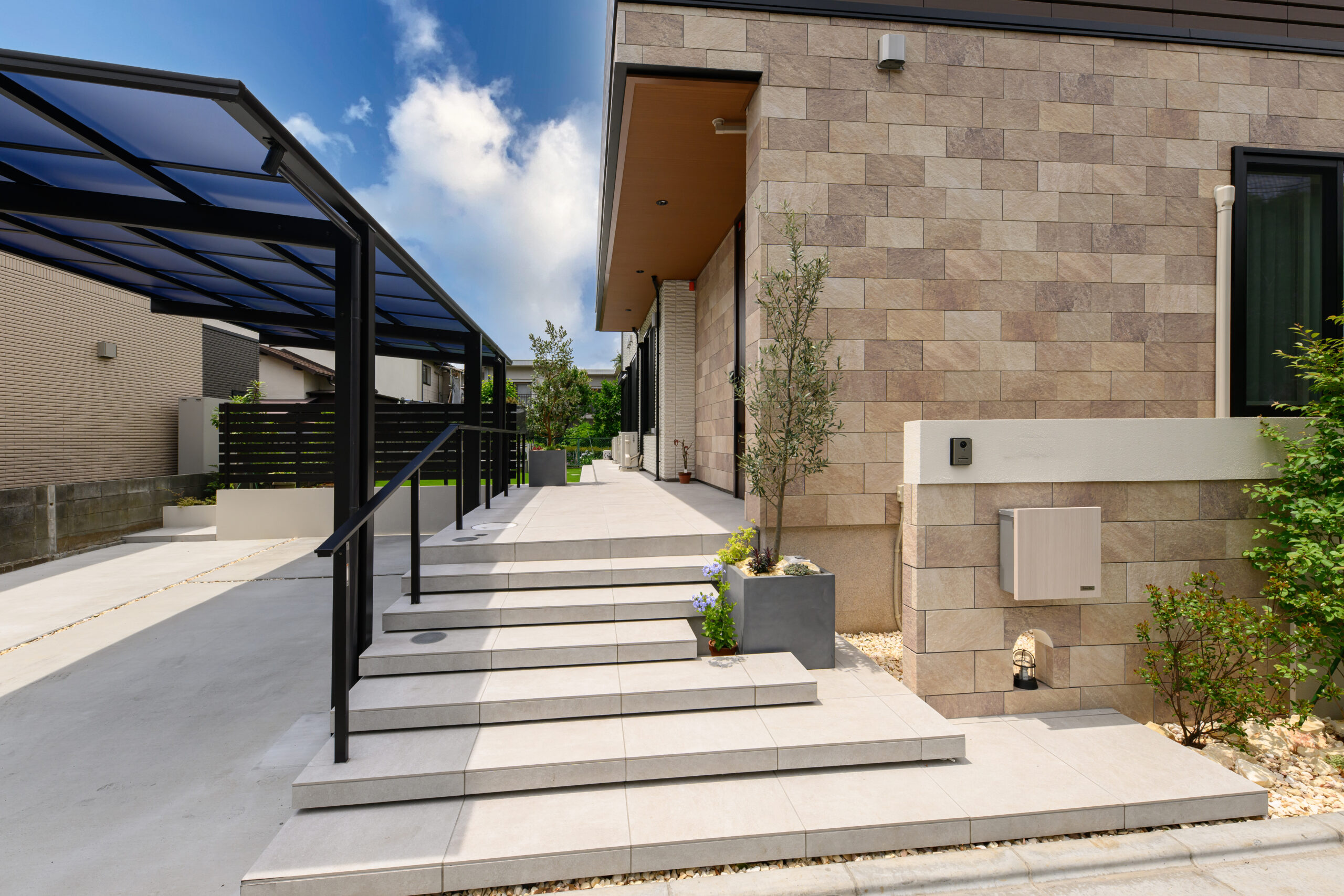 2つの門袖のあるアプローチ外構