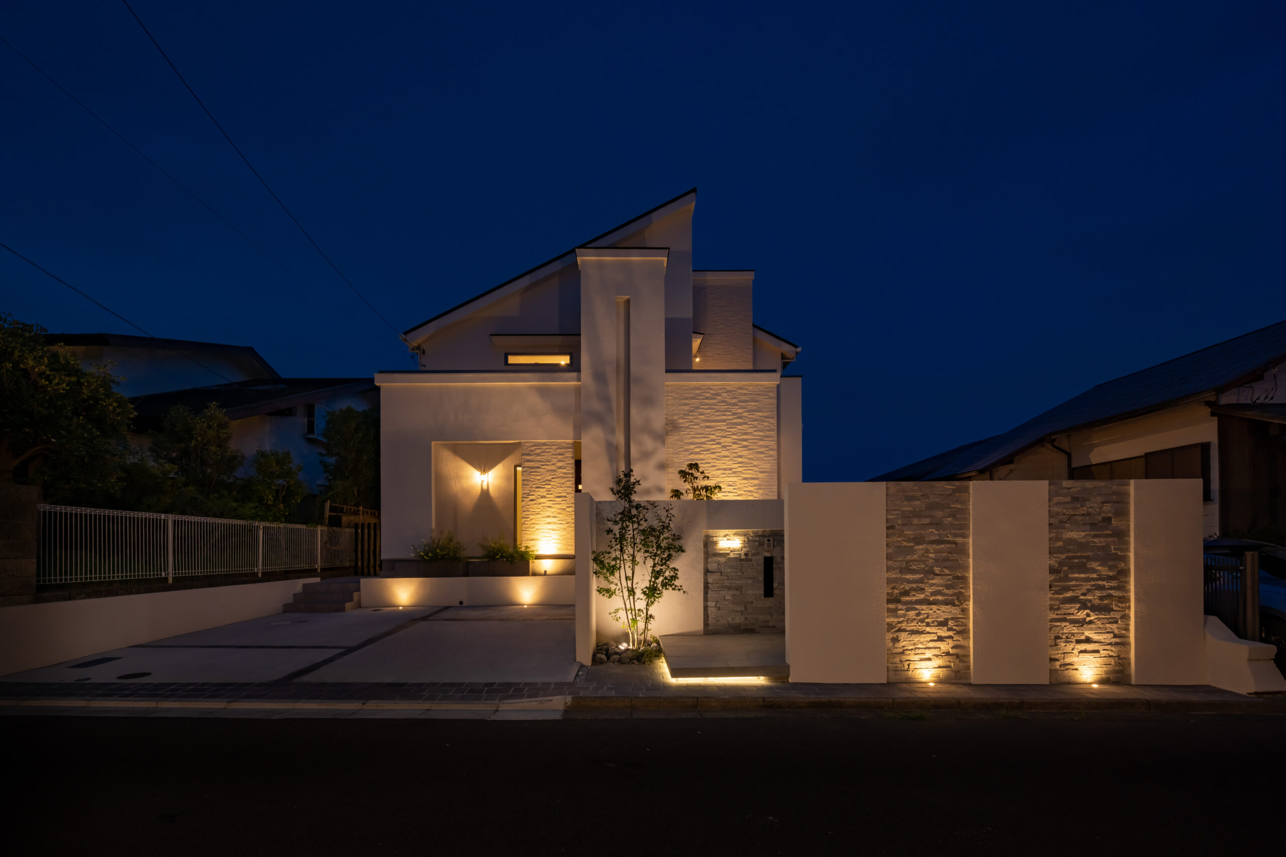 光に包まれる、夜も楽しめるエクステリアガーデン