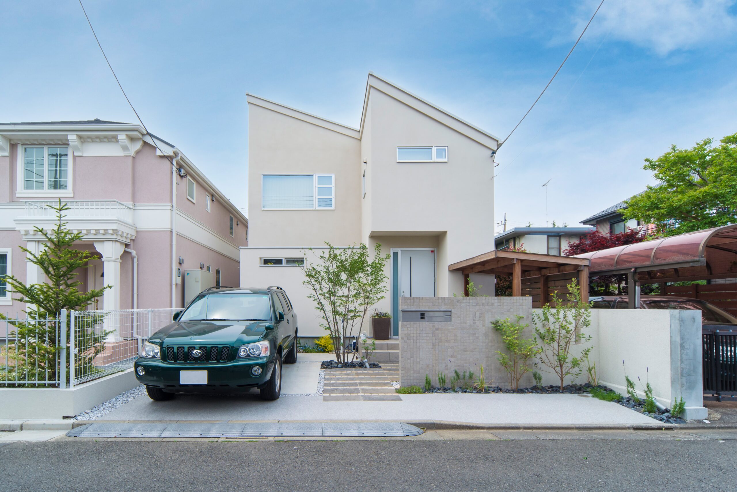 素朴な色合いでつくる、やさしい門まわり