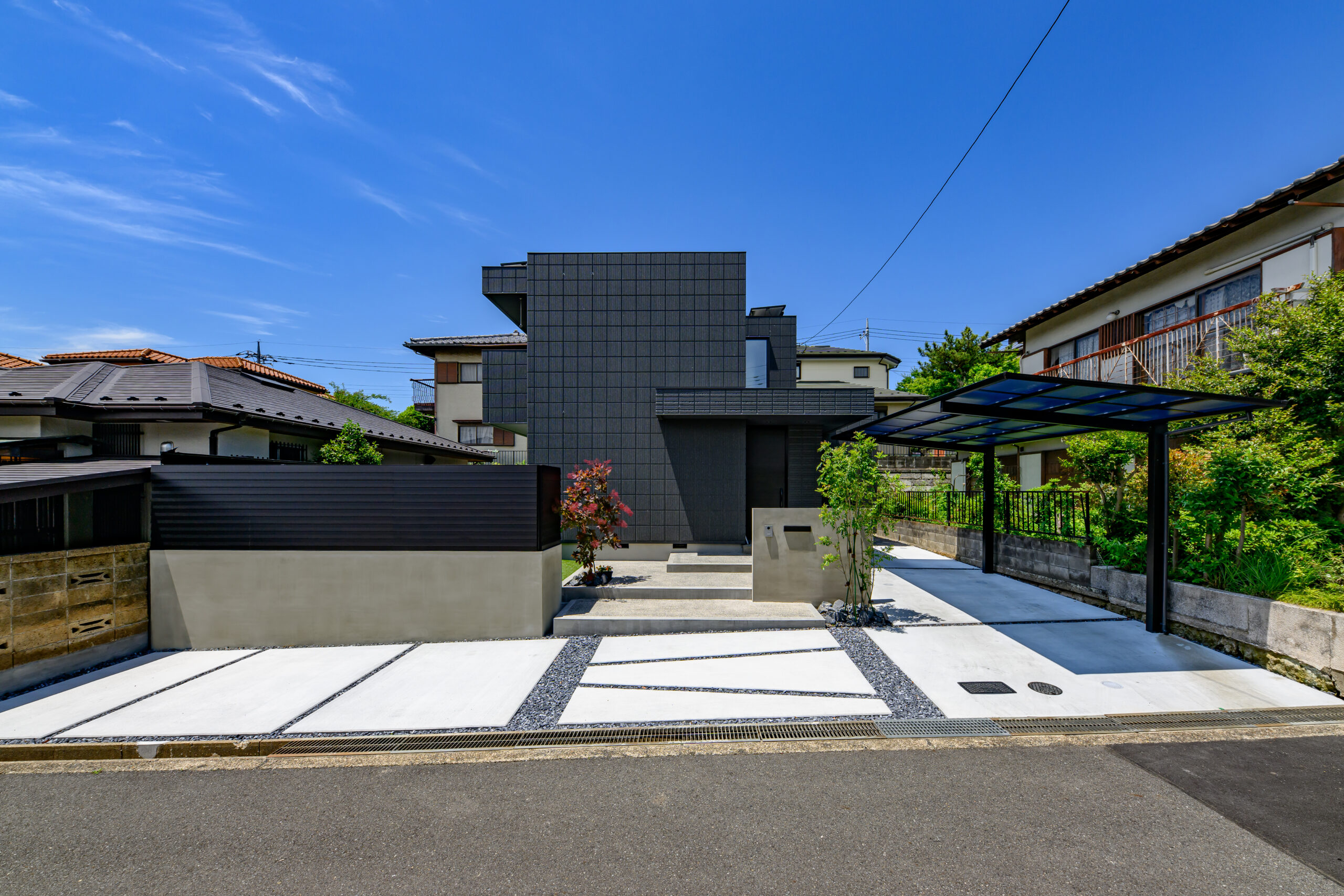 セメント調仕上げの門袖のあるモダンエクステリア