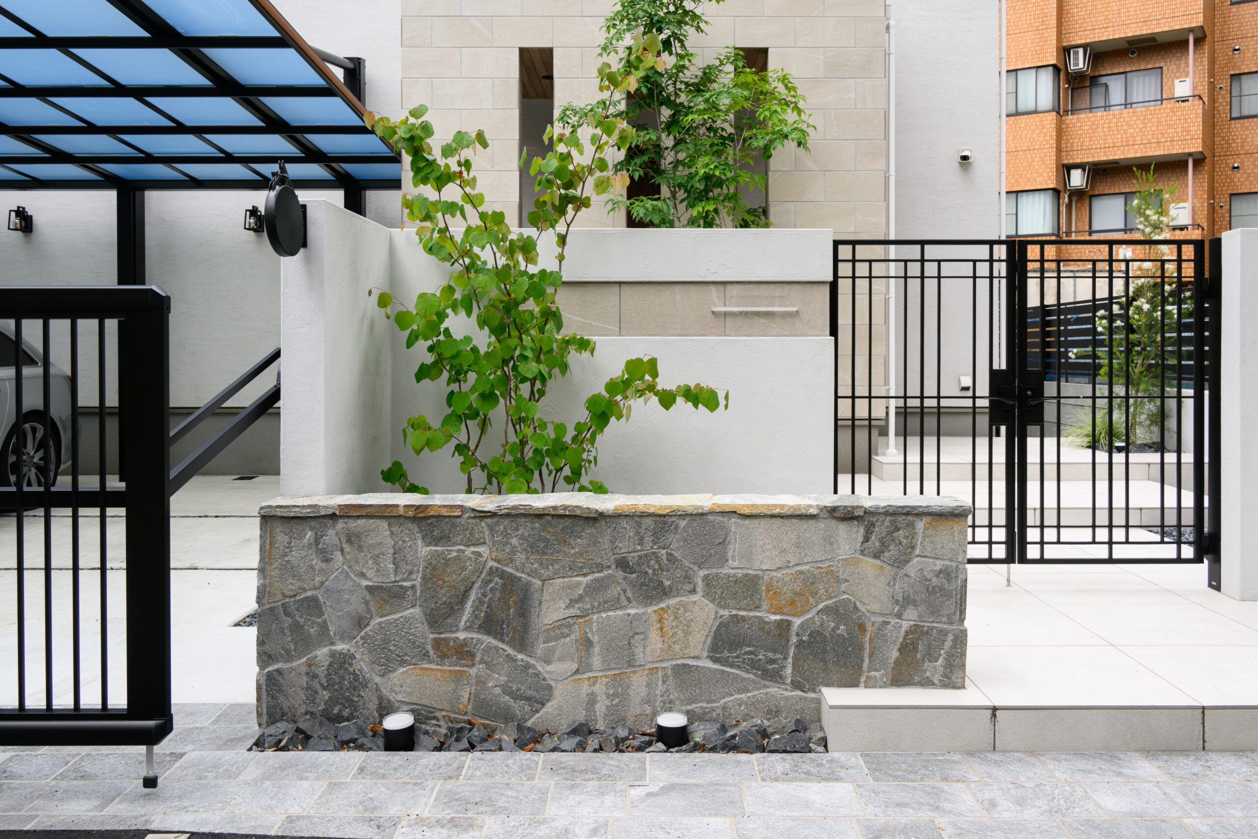 白を基調とした品のあるデザイン外構