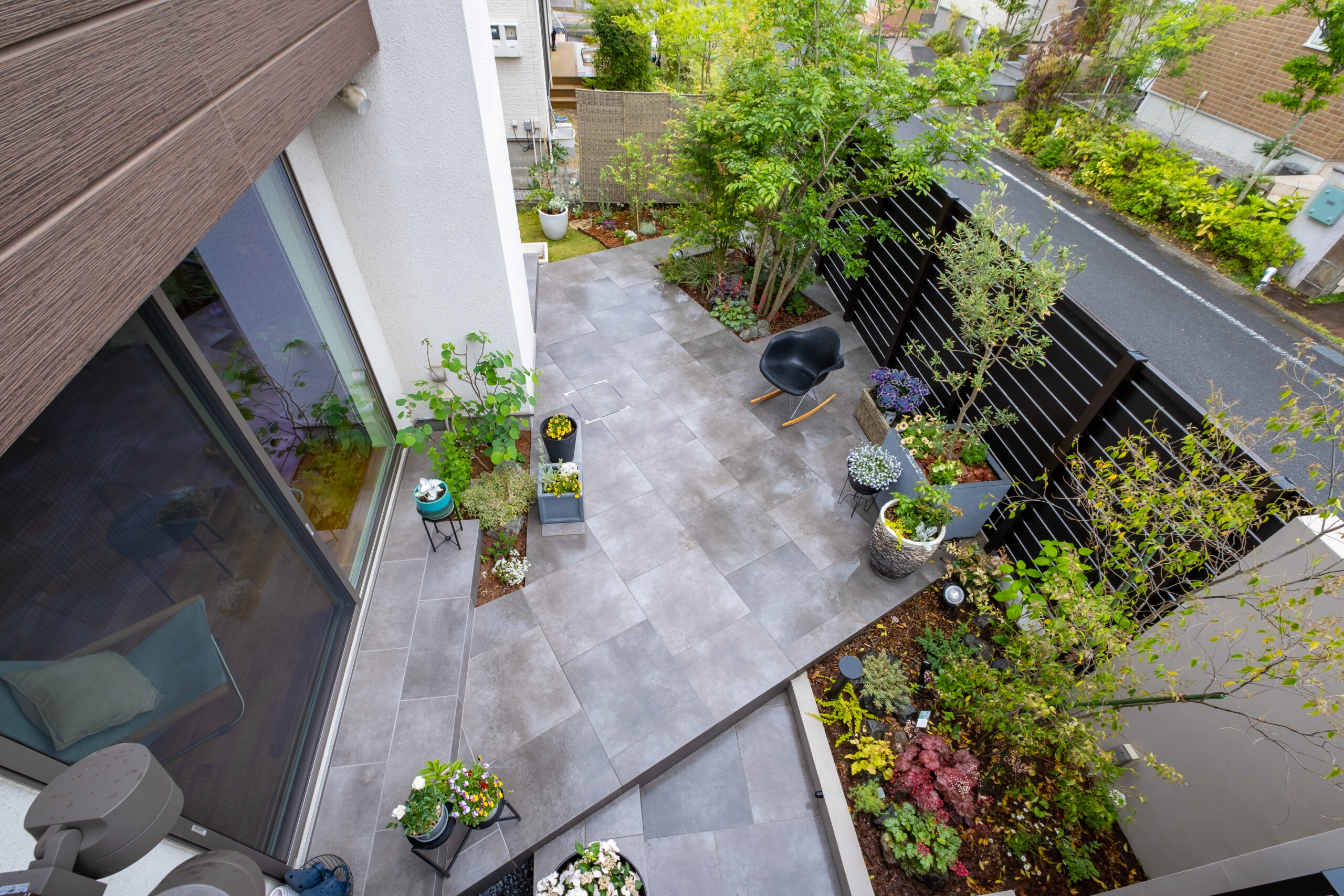 緑と木調フェンスのナチュラルテラス