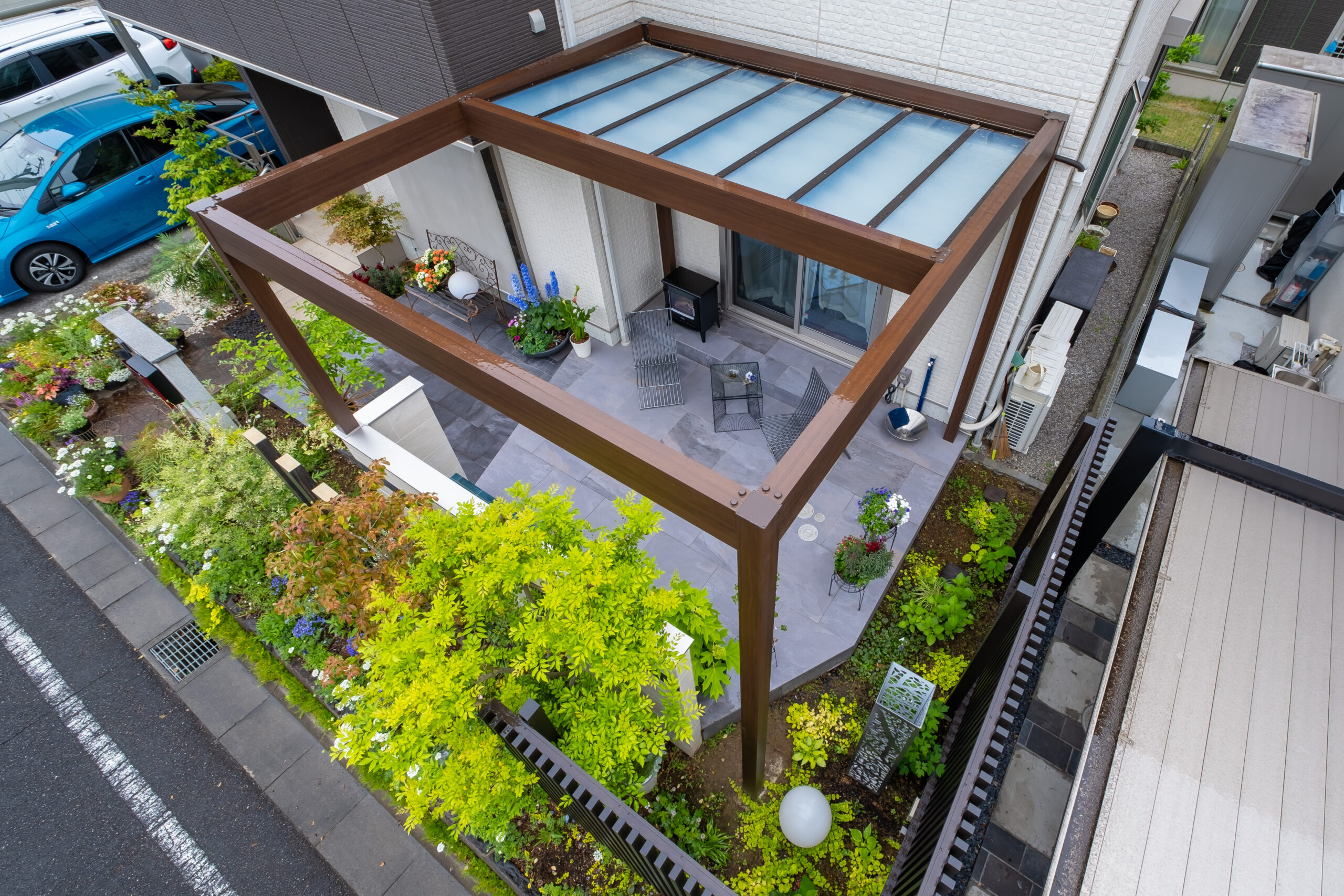 シックカラーの屋根付きテラス