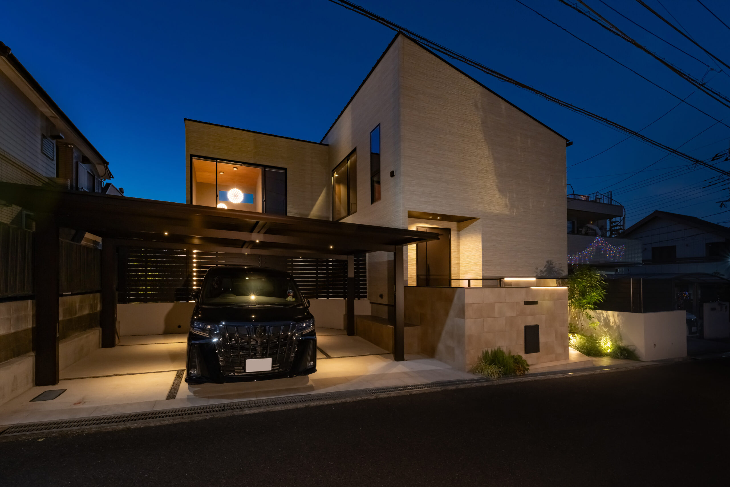 カーテンを開けて過ごせるタイルテラスのある新築外構