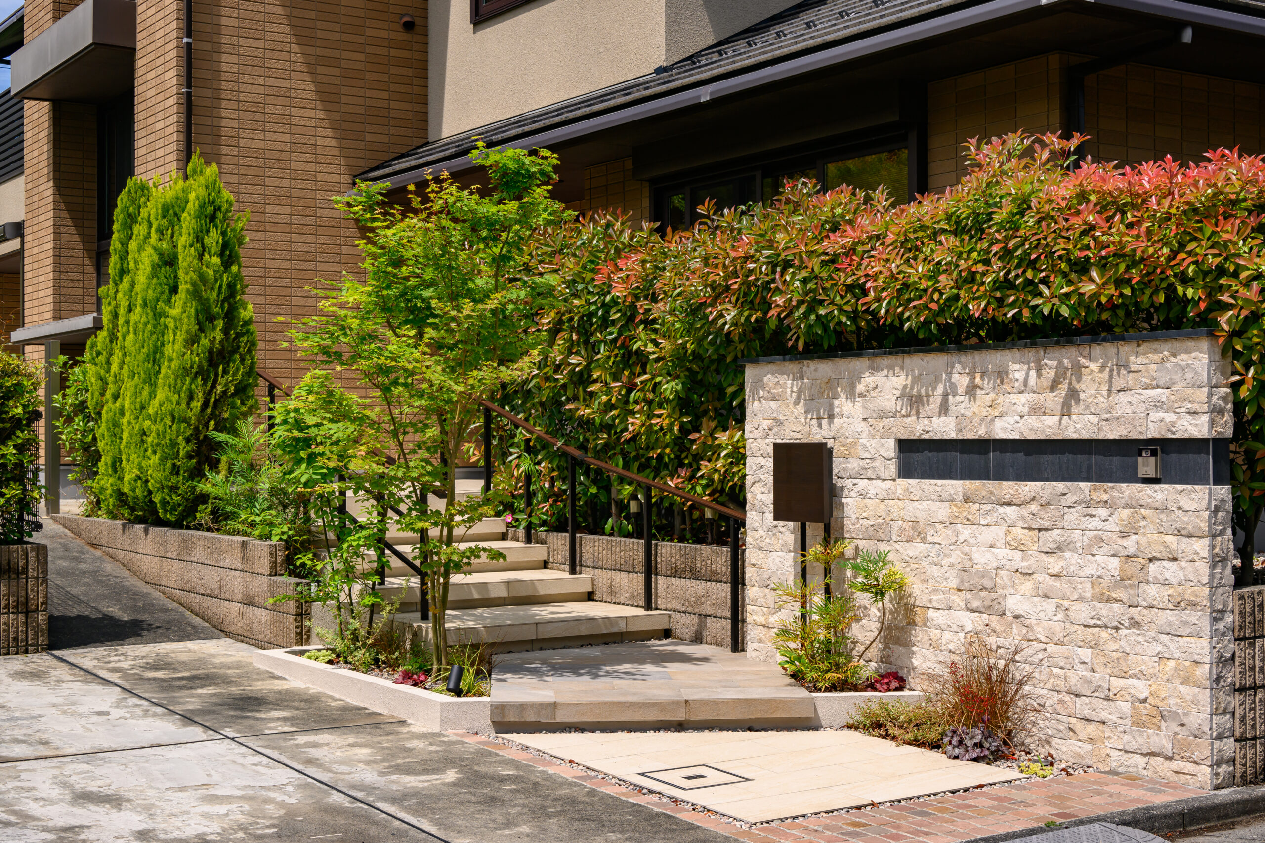 重厚感のあるアプローチに生まれ変わったお庭